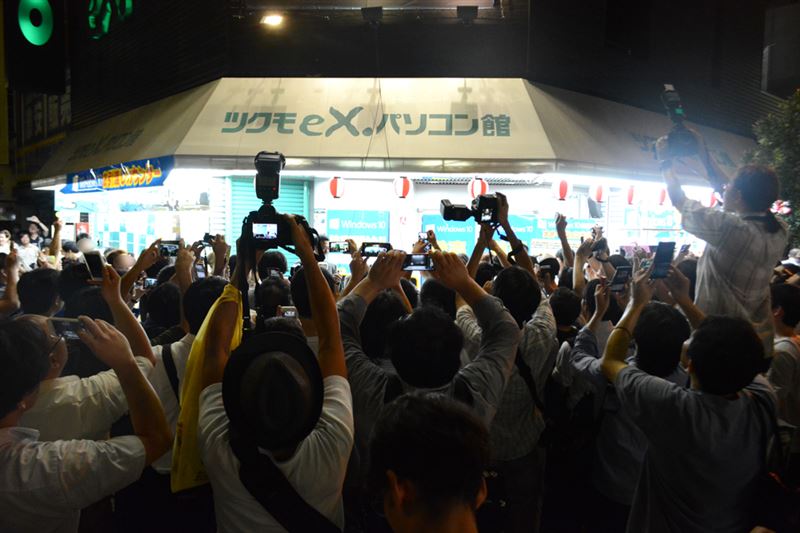 ▲全員でカウントダウンを行い、0時と同時にクラッカーでお祝い! かなり盛り上がった。