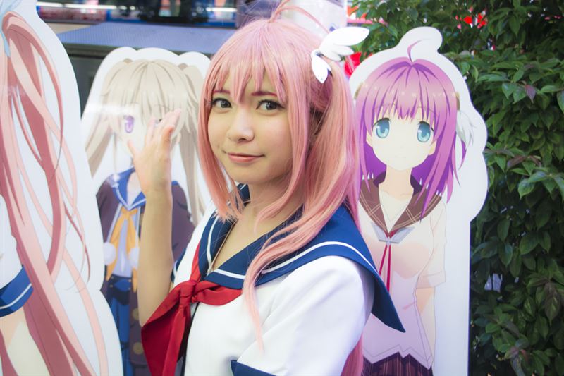 ▲現場では、倉科明日香コスのレイヤーさん(えりたそさん)が手配りで対応。