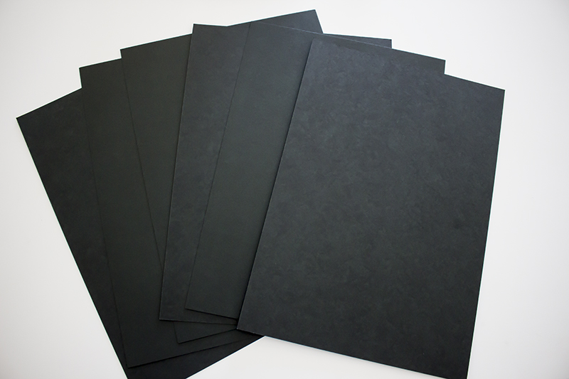 ▲100円ショップで黒の厚紙を購入。
